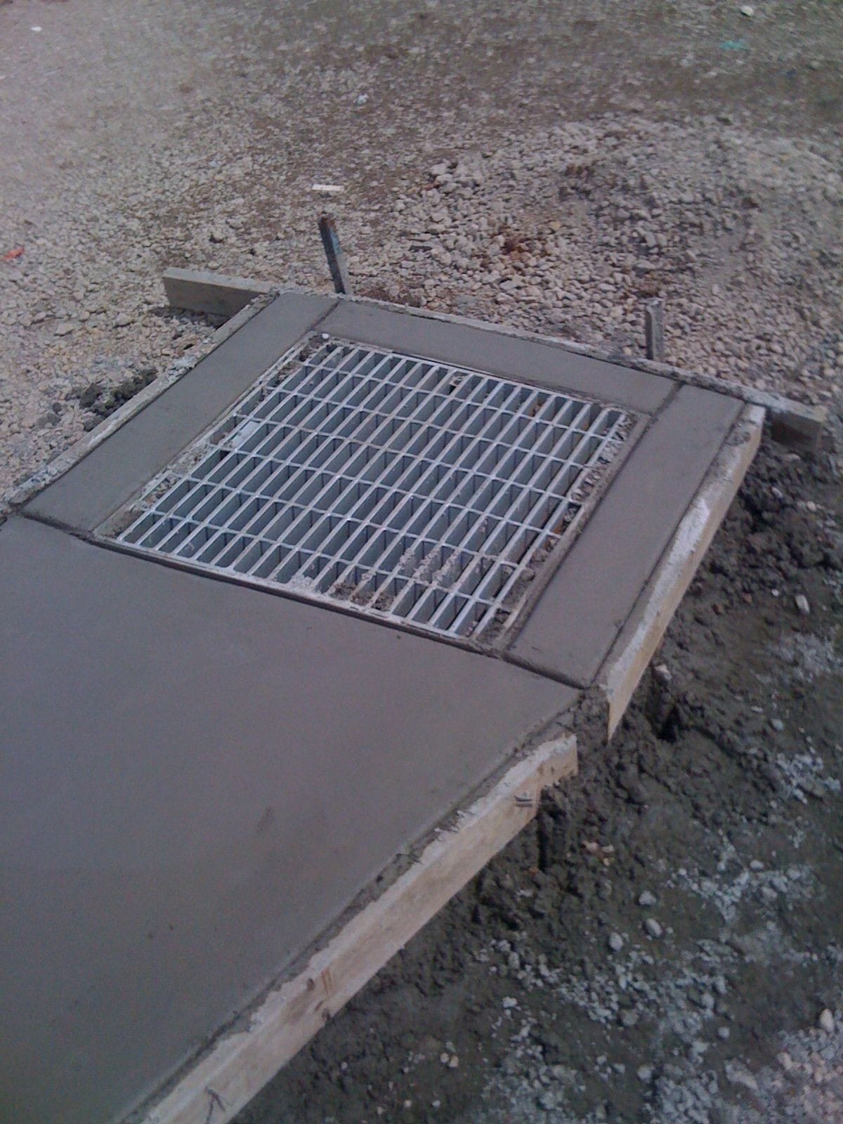 Grate install into kerb